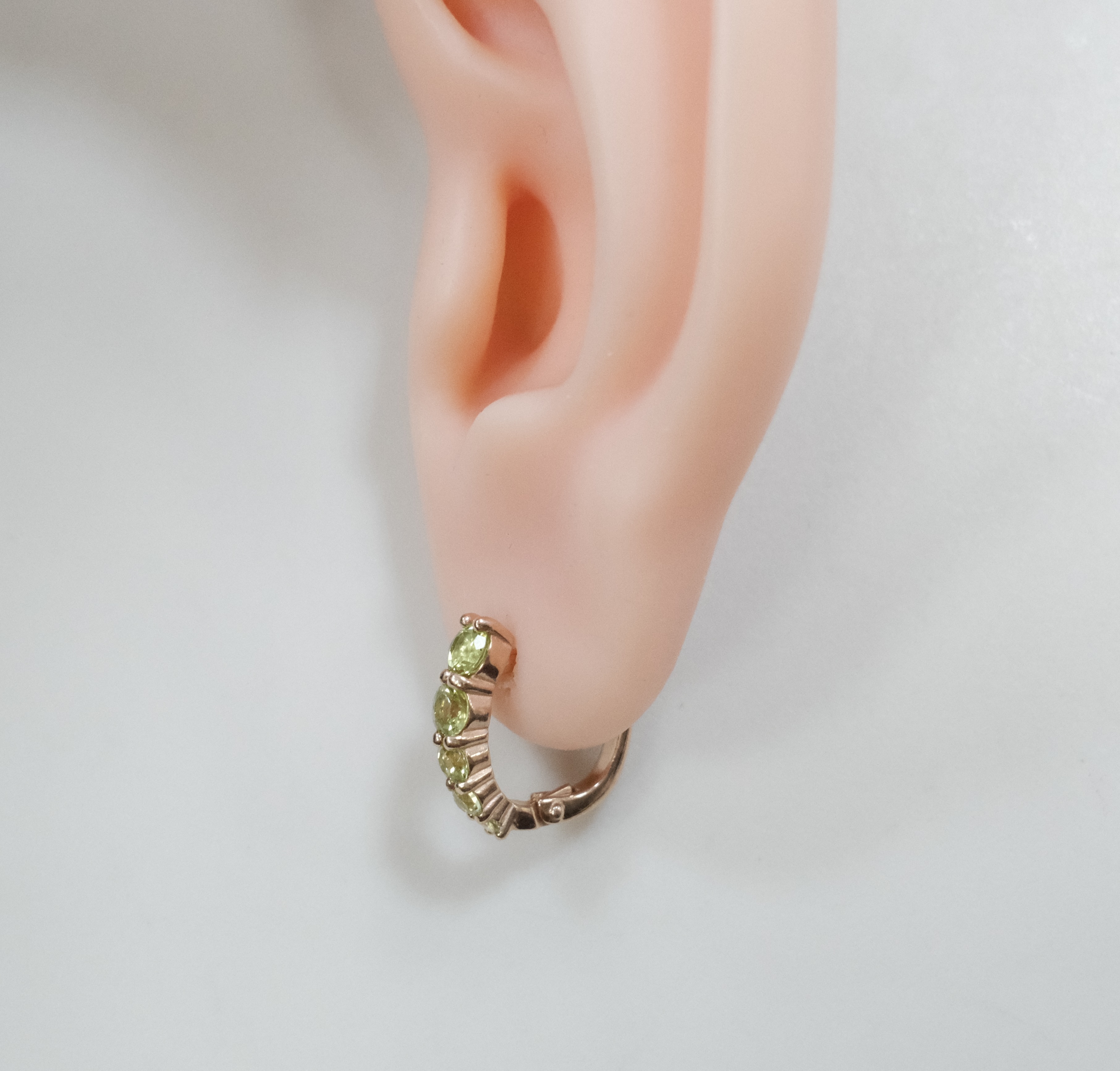 Серебряные серьги с хризолитами